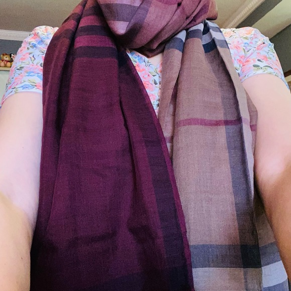 Burberry scarf - Picture 4 of 8